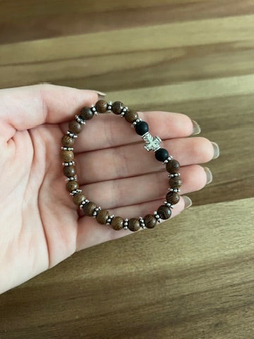Pulsera de oración de madera oscura de 33 cuentas con espaciadores rojos de cruz plateada