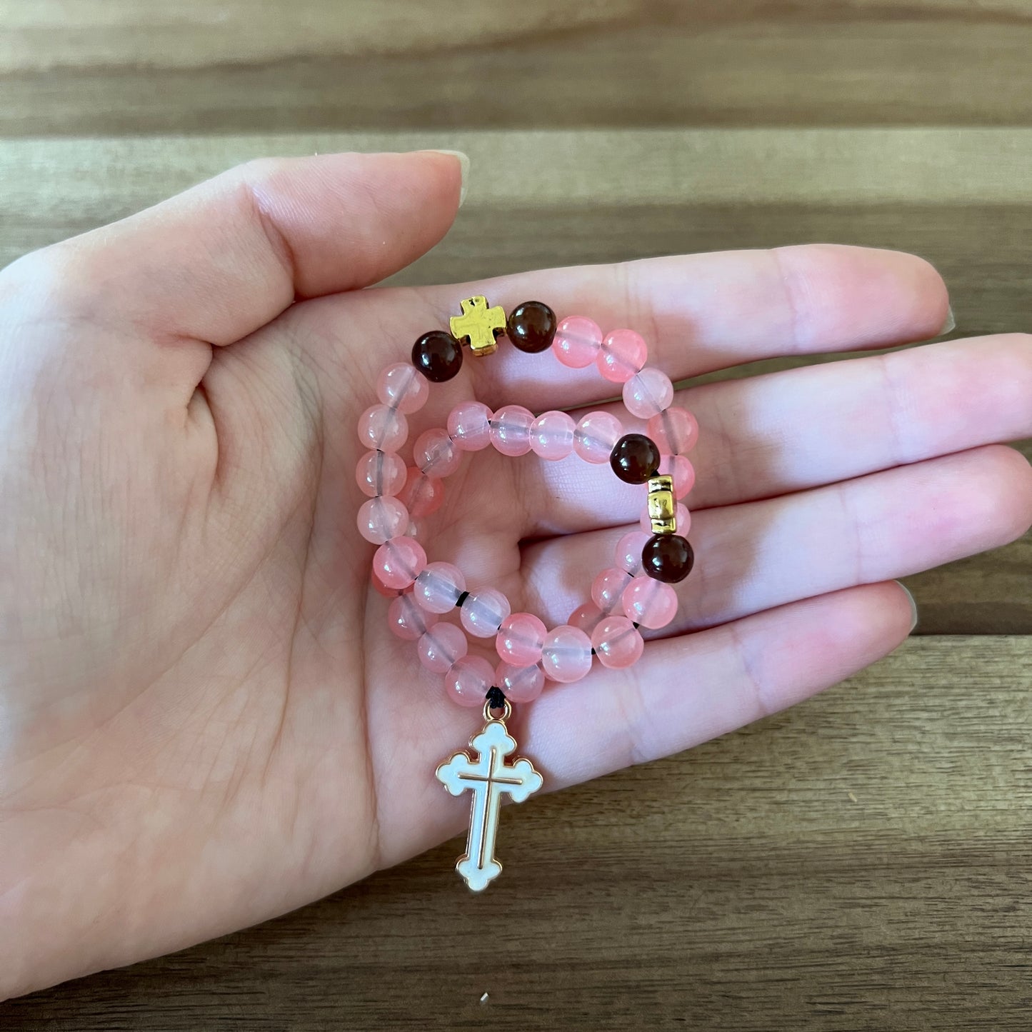 Pulsera de oración de madera oscura de 33 cuentas con espaciadores rojos de cruz plateada