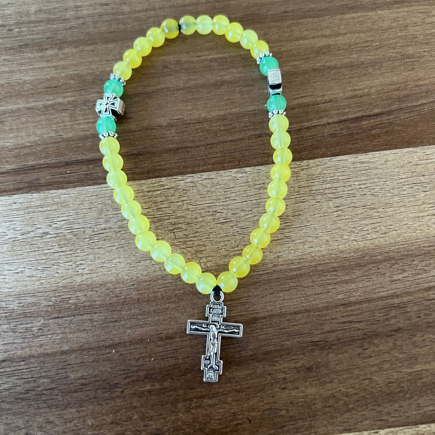 Bracelet de prière en bois foncé à 33 perles avec croix argentée et entretoises rouges