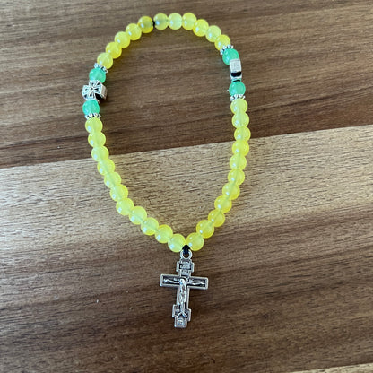 Bracelet de prière en bois foncé à 33 perles avec croix argentée et entretoises rouges