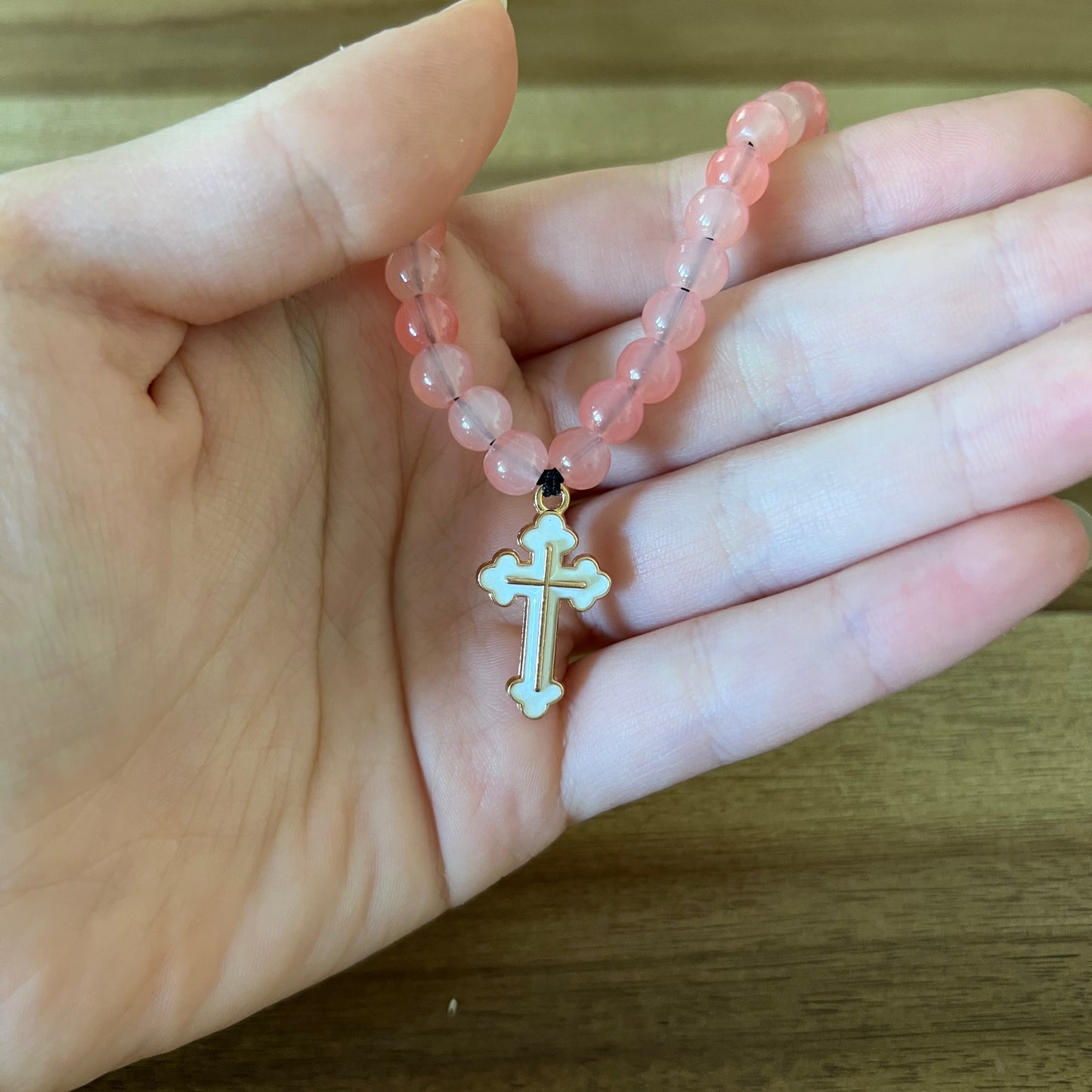 Pulsera de oración de madera oscura de 33 cuentas con espaciadores rojos de cruz plateada