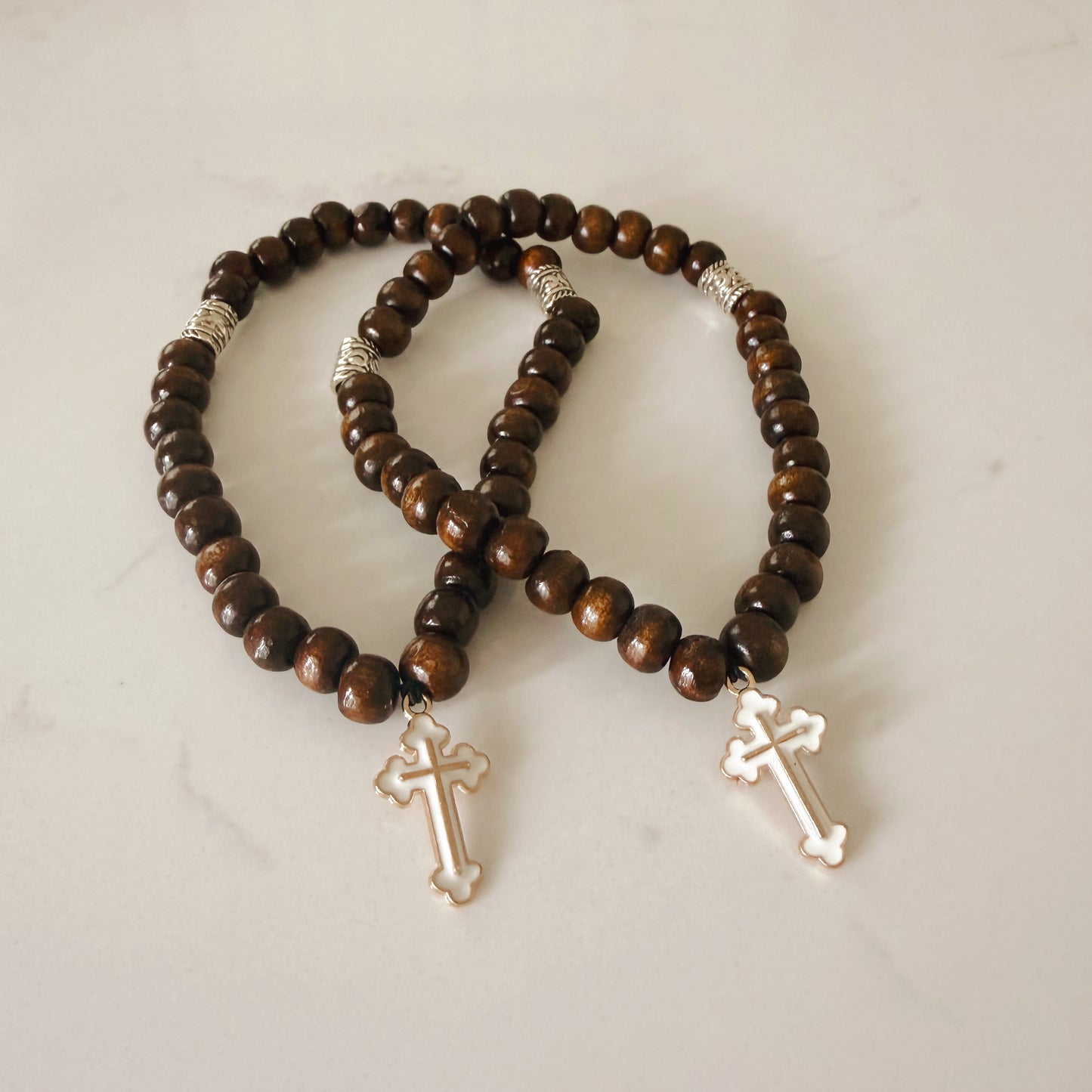 Pulsera de oración de madera oscura de 33 cuentas con espaciadores rojos de cruz plateada