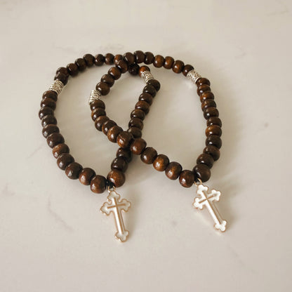 Pulsera de oración de madera oscura de 33 cuentas con espaciadores rojos de cruz plateada