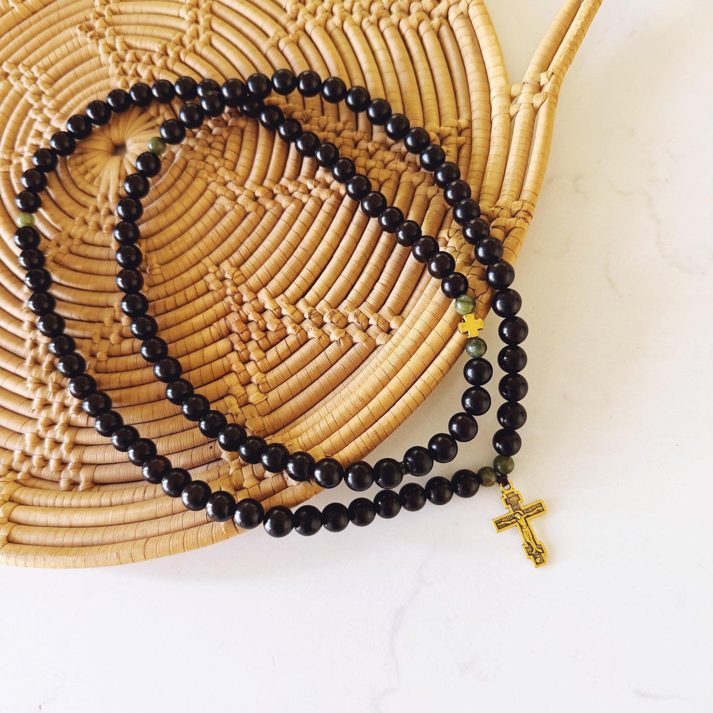 Pulsera de oración de ébano de 100 cuentas con separadores de jade y crucifijo de oro