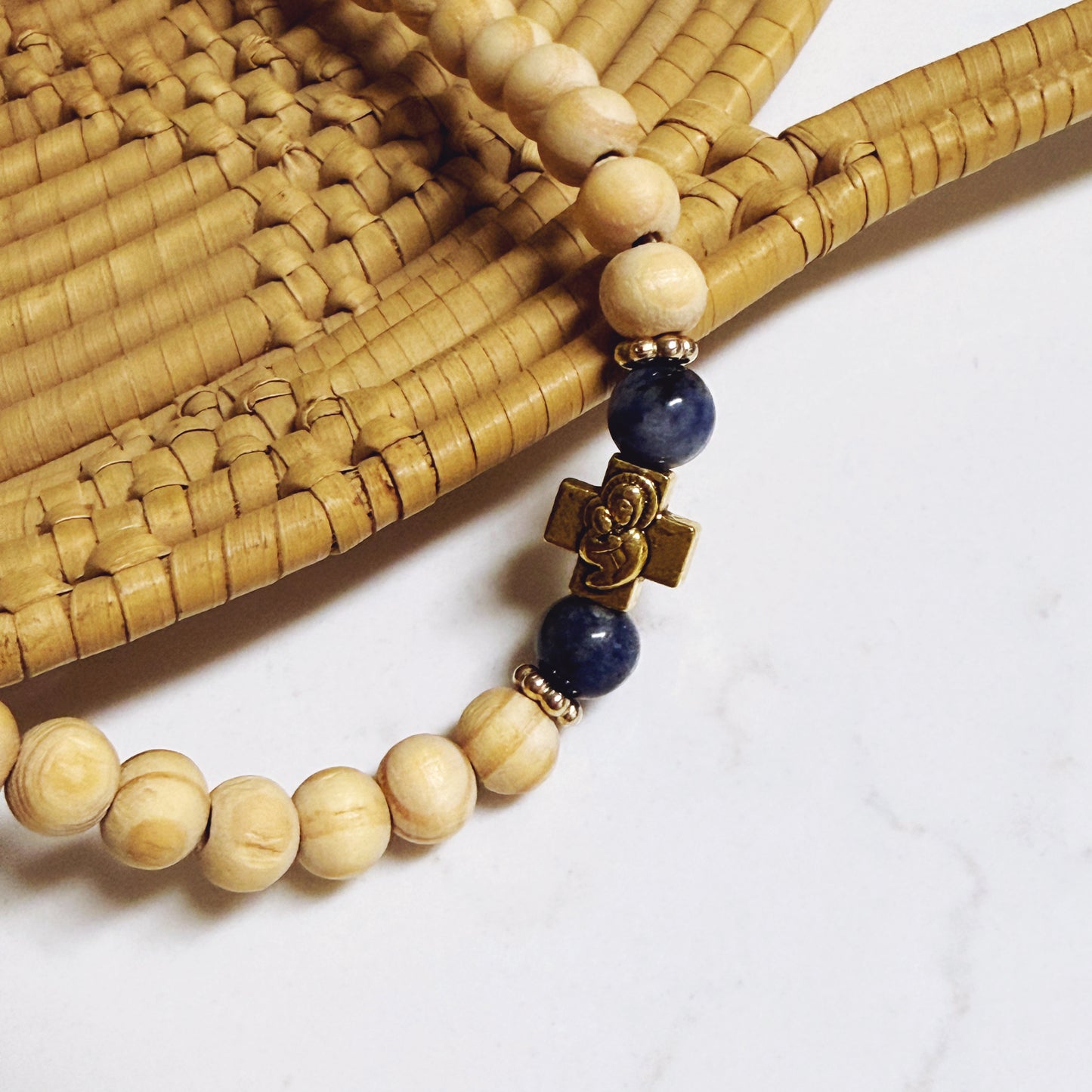 Pulsera de oración de madera de 100 cuentas con separadores rosas y crucifijo plateado