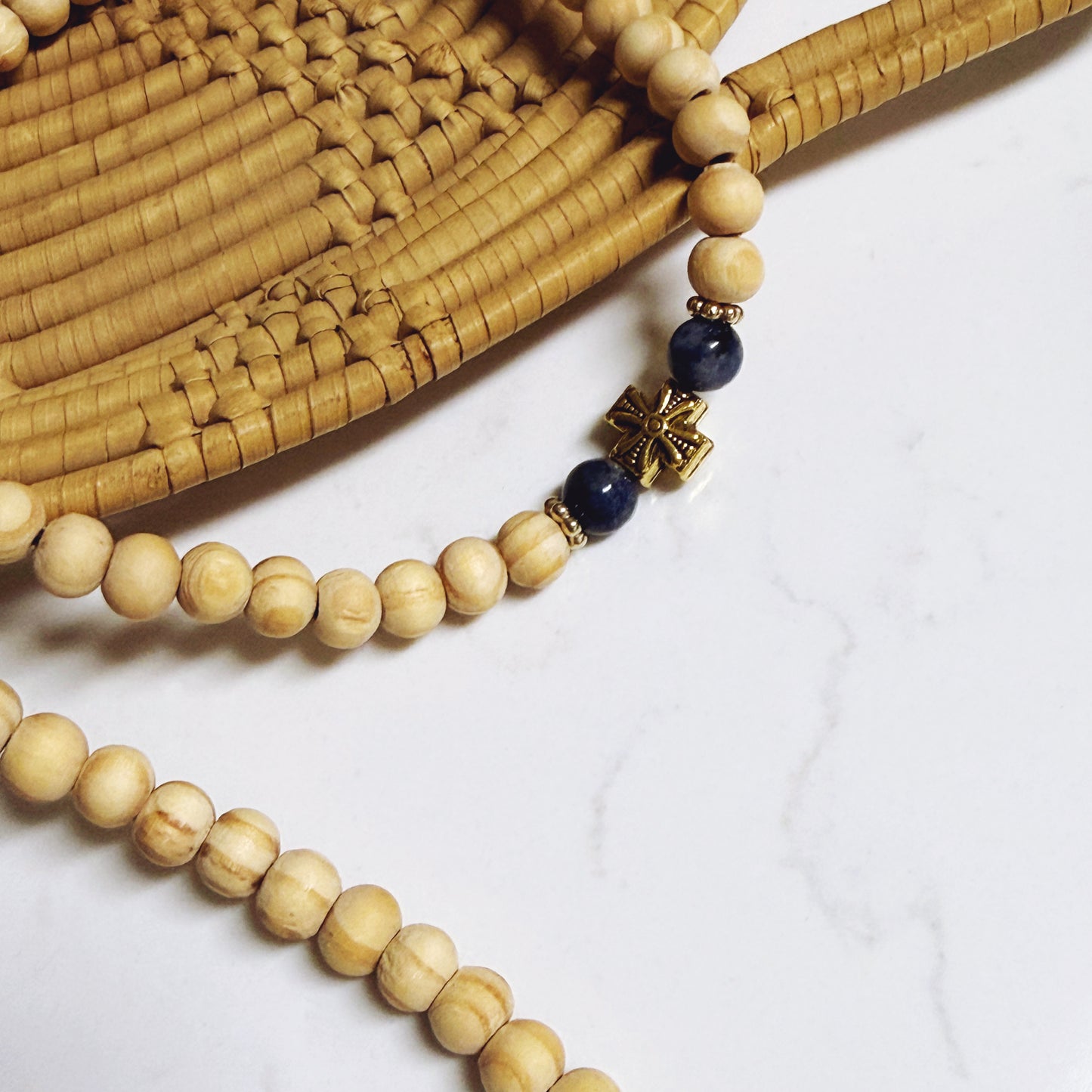 Pulsera de oración de madera de 100 cuentas con separadores rosas y crucifijo plateado