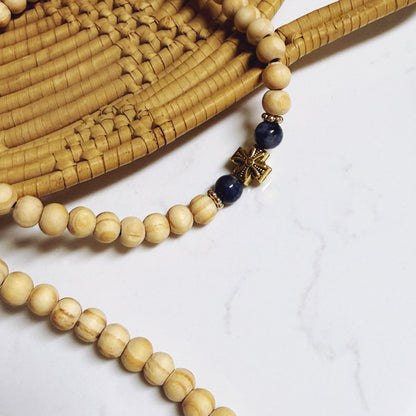 Pulsera de oración de madera de 100 cuentas con separadores rosas y crucifijo plateado