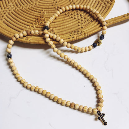 Pulsera de oración de madera de 100 cuentas con separadores rosas y crucifijo plateado