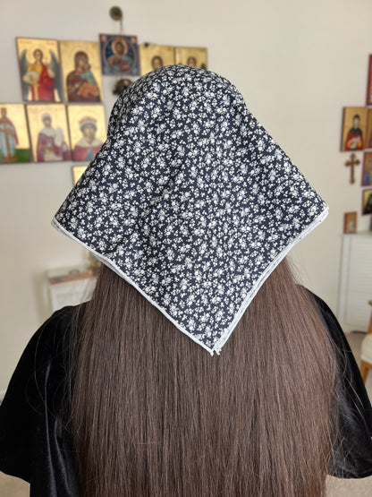 Cobertura para la cabeza con encaje triangular