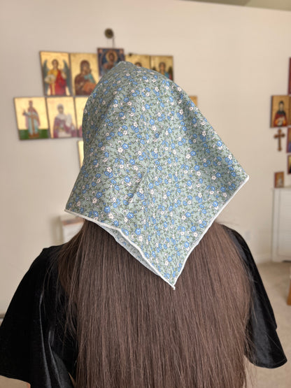 Cobertura para la cabeza con encaje triangular