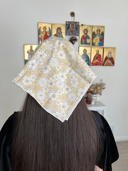 Cobertura para la cabeza con encaje triangular
